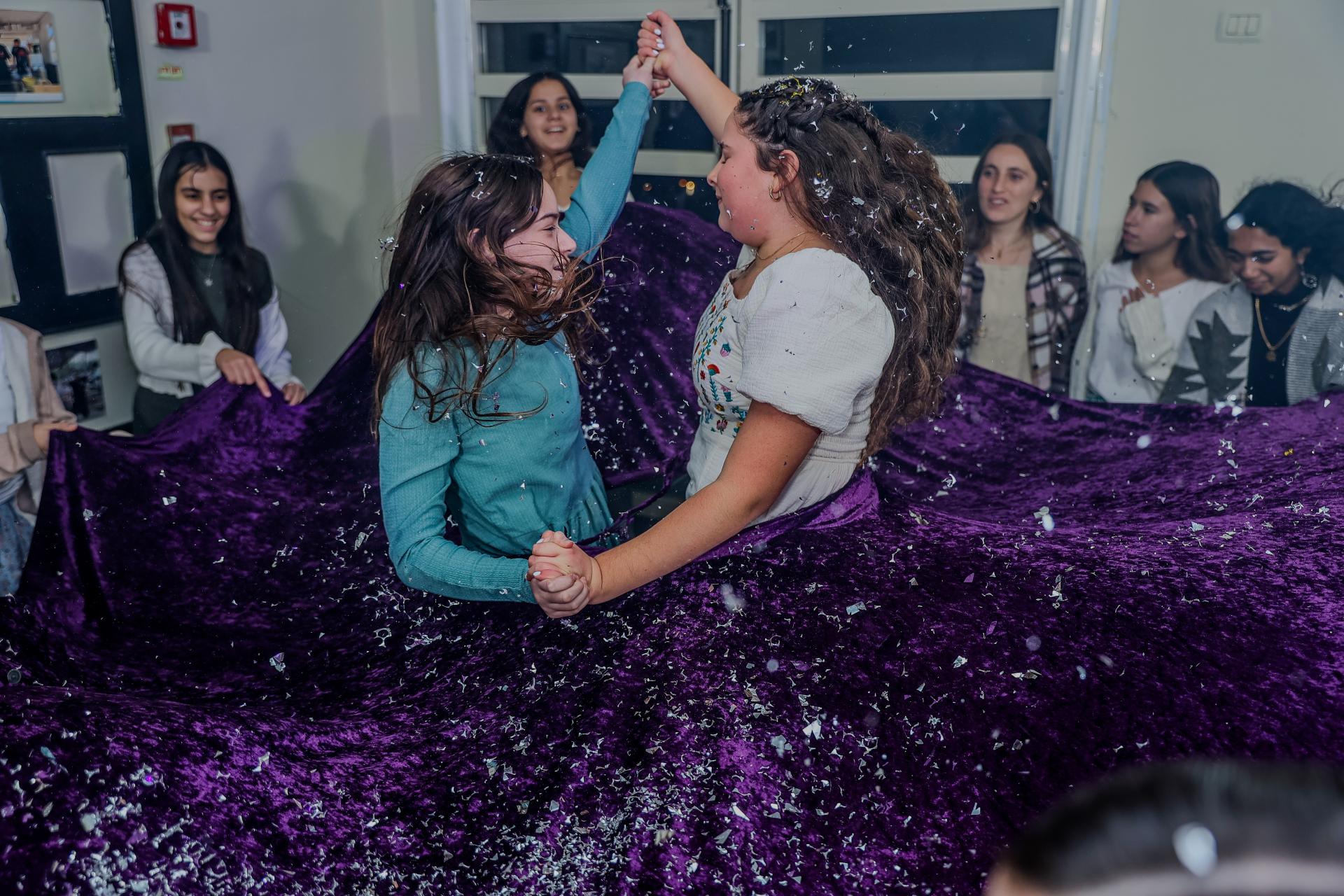 חברות רוקדות ברחבה באירוע בת מצווה
