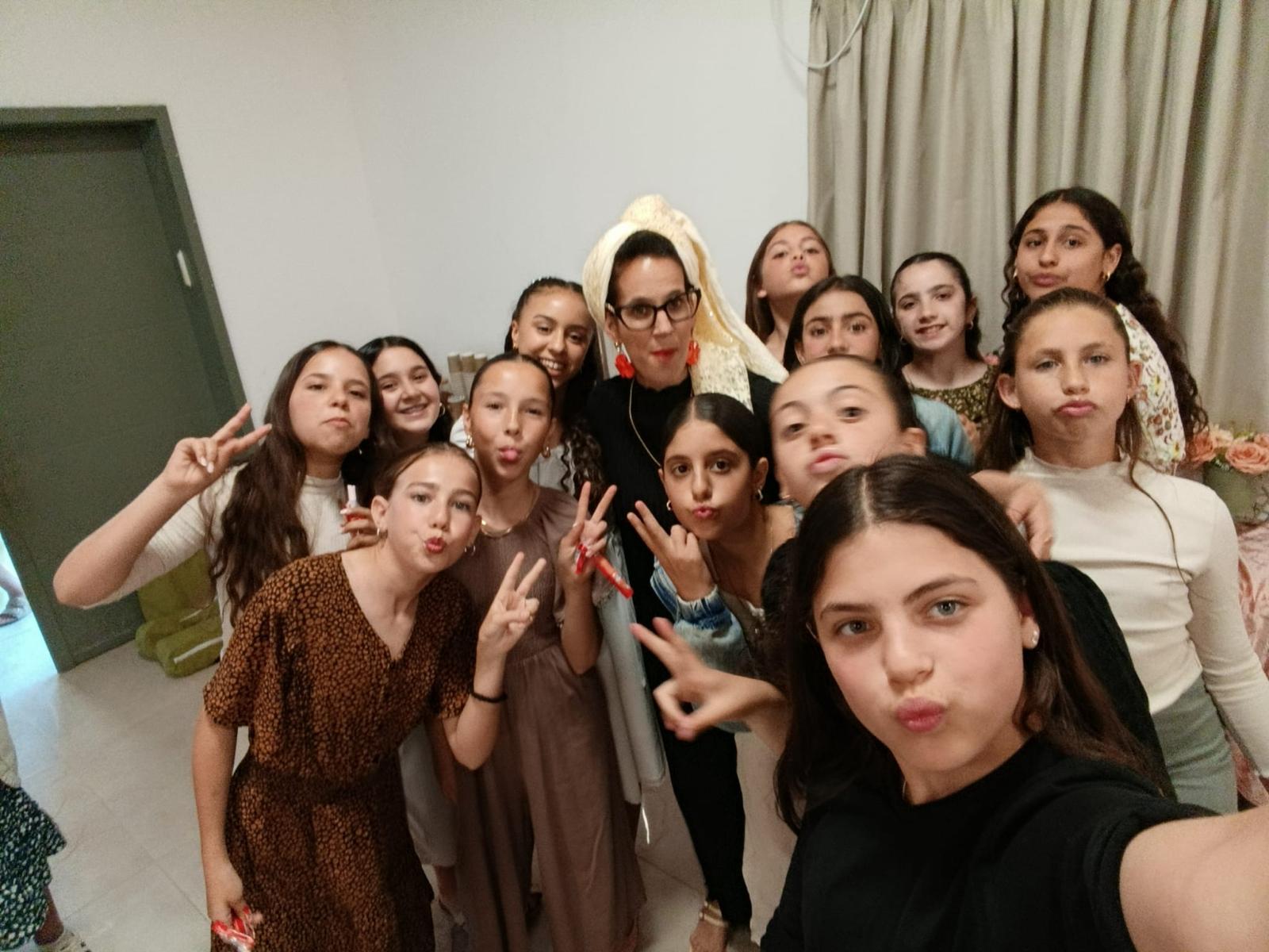 בתאל והחברות מצטלמות יחד ומחייכות בסוף האירוע